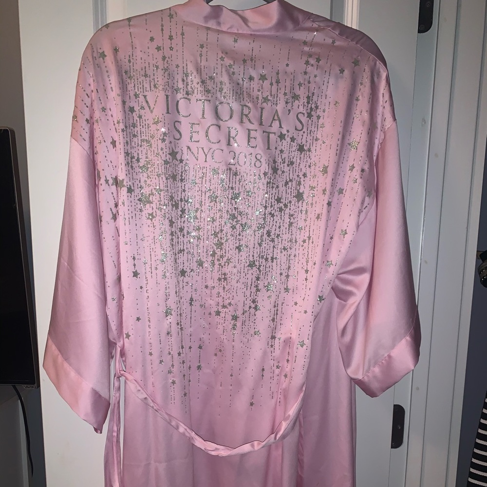 Victoria Secret Fashion Show NYC robe 2018 PINK